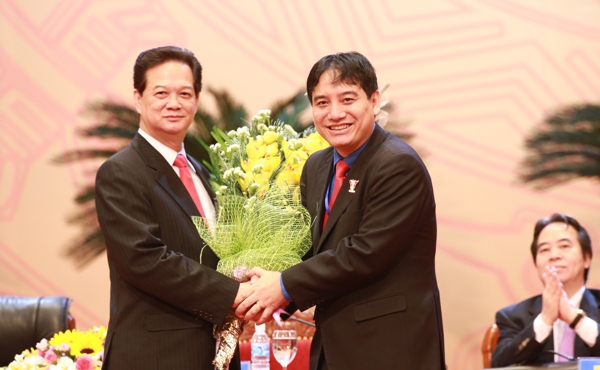 Đồng chí Nguyễn Đắc Vinh tặng hoa Thủ tướng Nguyễn Tấn Dũng